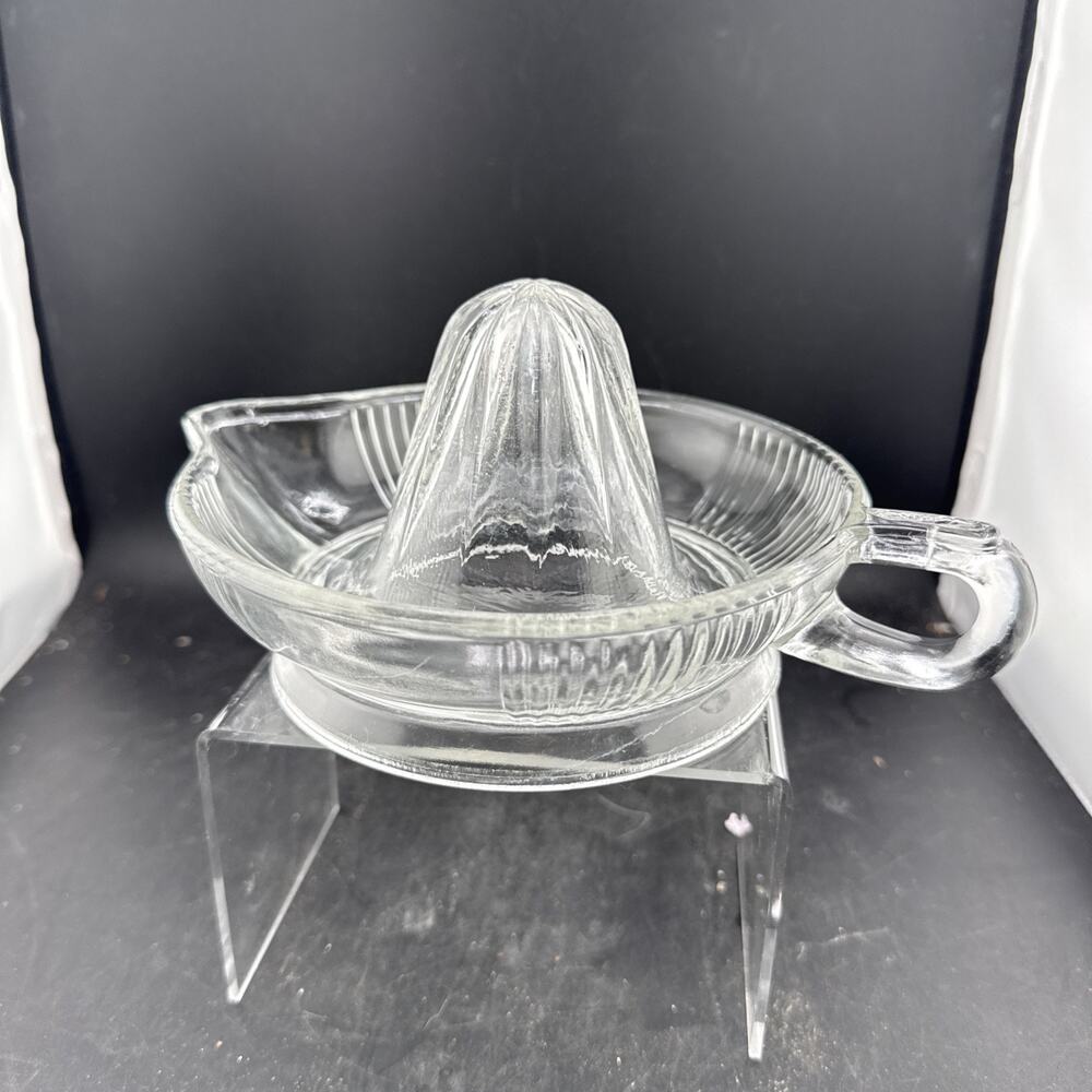 Vintage Clear Glass Manual Citrus Juicer Lemon Orange Reamer Pitcher Spout